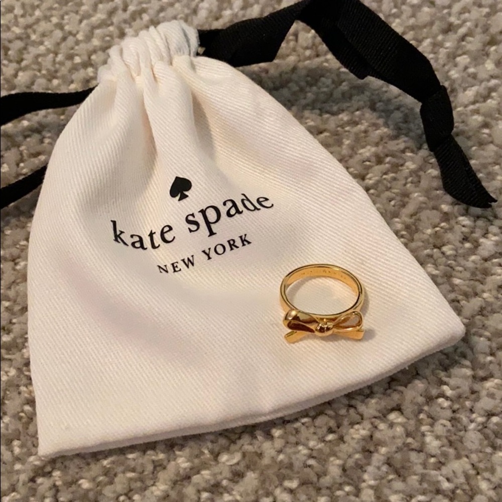 Gold ring with a bow